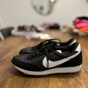 nike daybreaks black